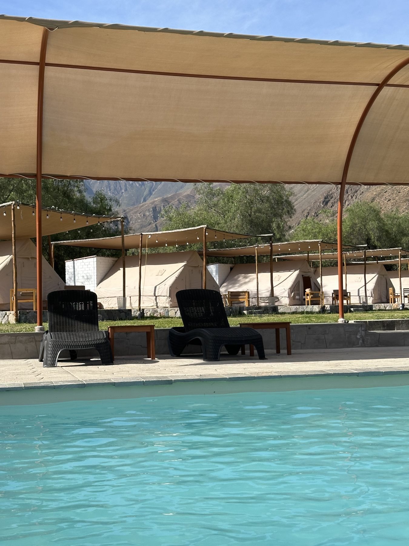 Piscina panorámica frente a las montañas en el Glamping QPÑ, valle de Lurín