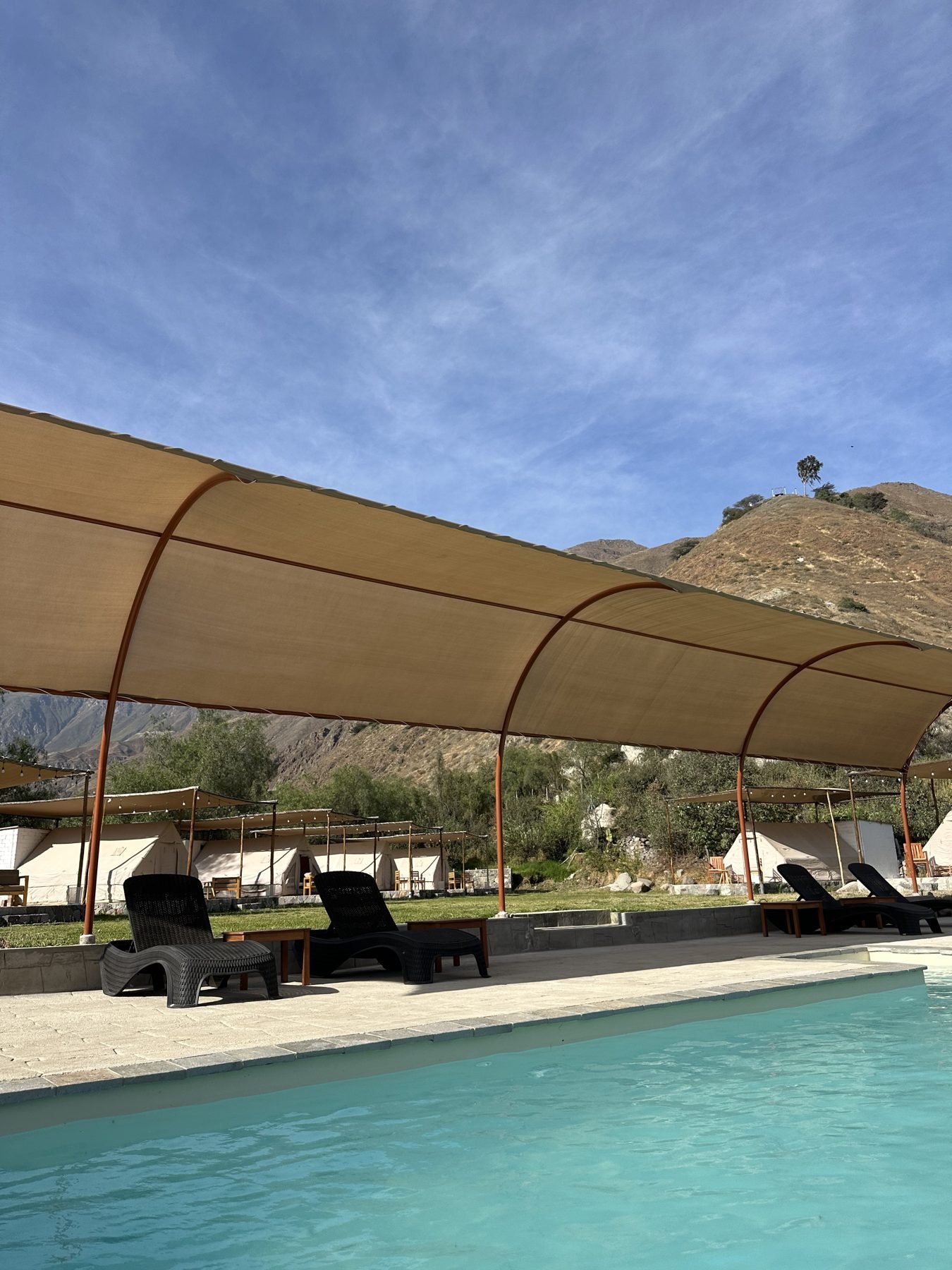 Piscina del Glamping con vista al valle de Lurín