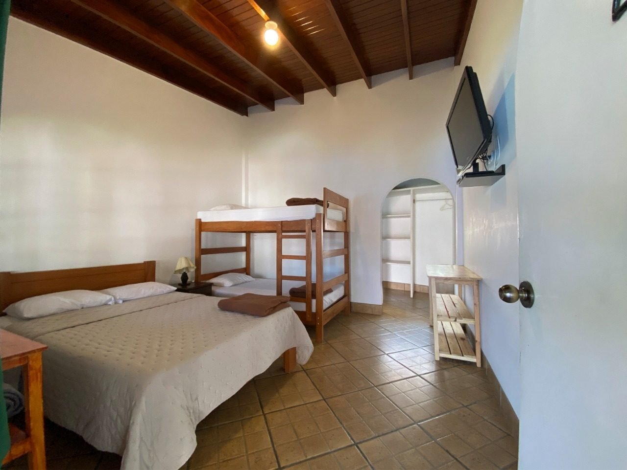 Habitación familiar con camas y TV en la Hacienda Nieve Nieve