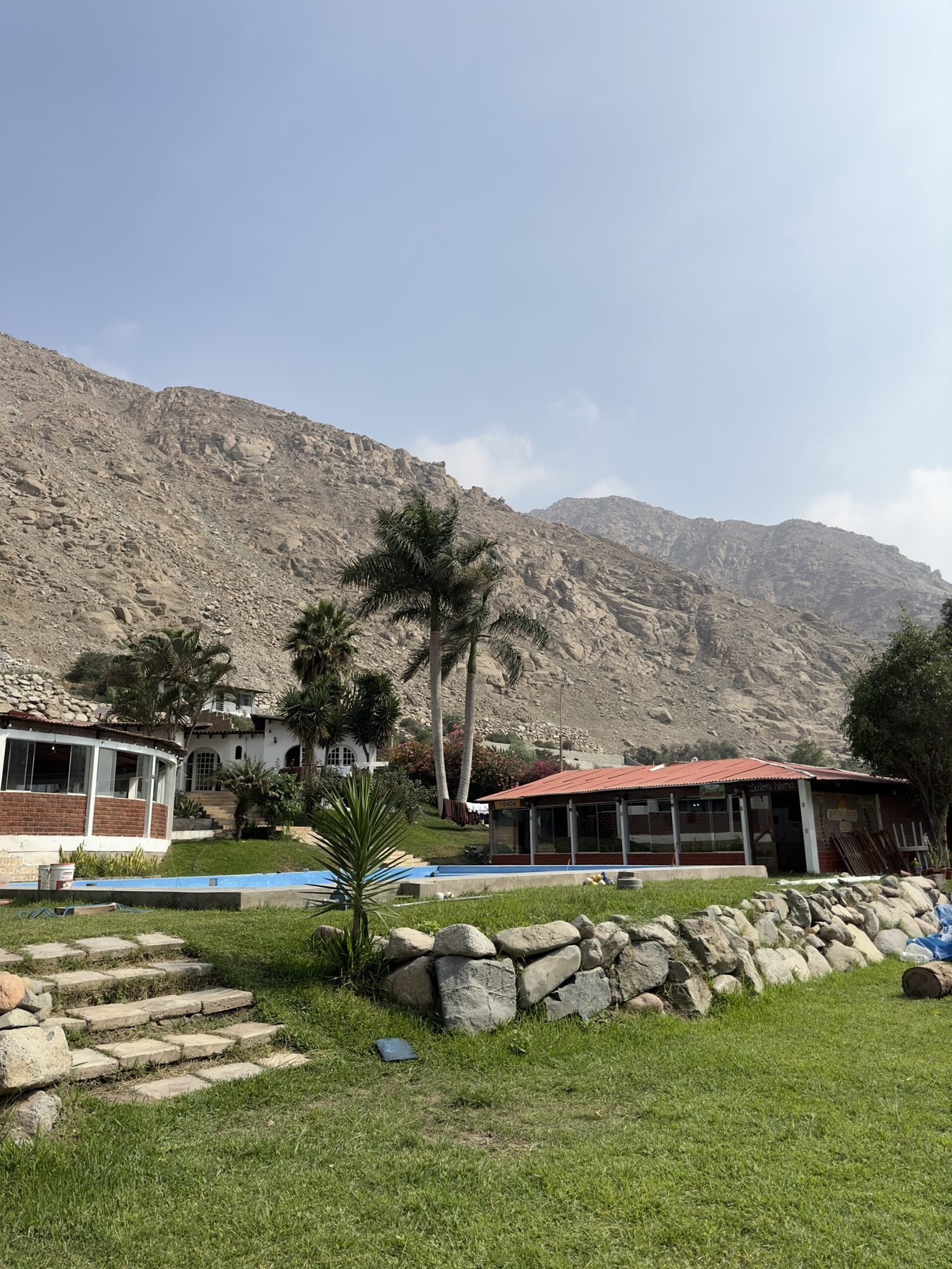 Piscina y jardines de la Hacienda Nieve Nieve con las montañas de fondo